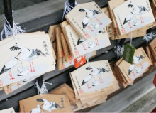 子宝祈願の御神事は、祝詞（のりと）の際、一組ずつ夫婦のお名前、住所を唱え、子宝 御祈祷をお受けします。その後、祈祷札・御守りを送付いたします。